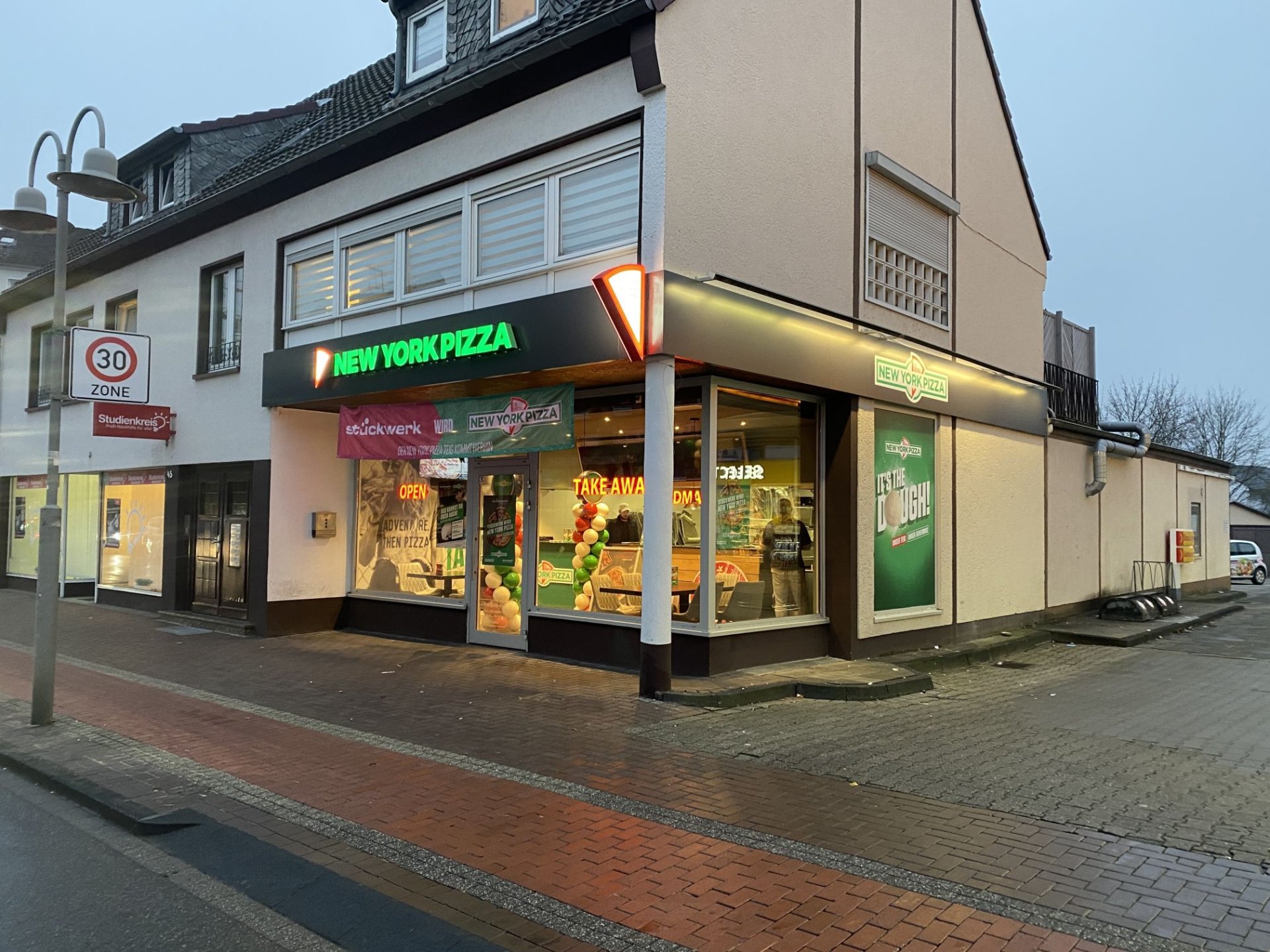 Laat jouw bedrijfspand opvallen door passende lichtreclame!