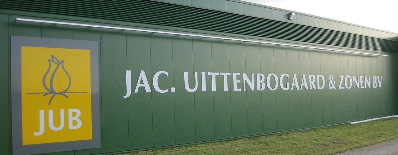 Langs het veld, op een pand of waar je wilt: een reclamebord is de basis van signing en wij verzorgen die graag.